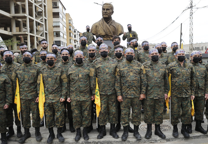イランのガーセム・ソレイマニ司令官の銅像の前で整列するヒズボラ戦闘員たち。レバノンの首都ベイルート、ソレイマニ司令官殺害2周年を記念した式典にて。(AP Photo/フセイン・マラ)