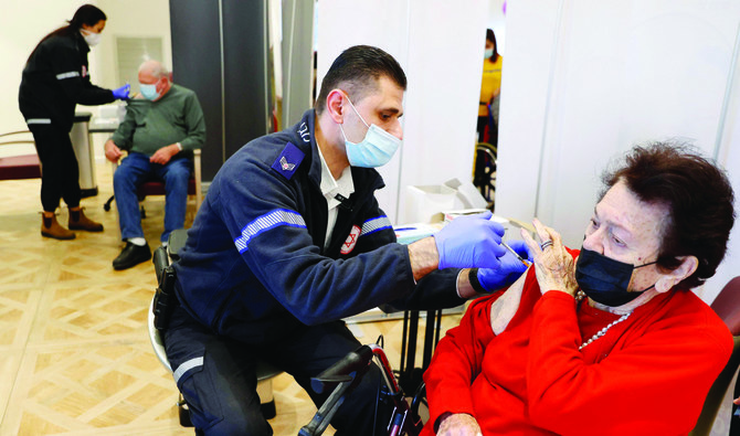 ファイザー・ビオンテックの新型コロナワクチンの4回目の接種を受けるイスラエル中部の沿岸都市ネタニアの私立老人ホームの入居者。（AP通信）