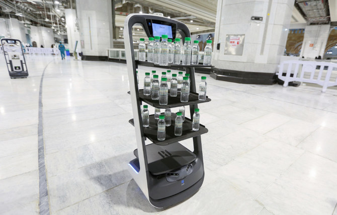 ロボットは一回につき30本の水のボトルを10分間連続して配ることができるという。(SPA)
