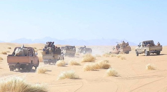 イエメン・マアリブでのフーシ派との戦いの最前線で、軽トラックの荷台に乗るイエメン政府軍の兵士たち。（ファイル/ロイター）