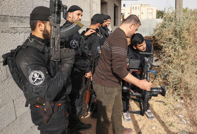 2021年12月29日、ガザ市で地元のアルアクサTV『カブダト・アルアフラー』シリーズのワンシーンを撮影するパレスチナ人俳優とスタッフ。(マフマド・ハムズ撮影/AFP)