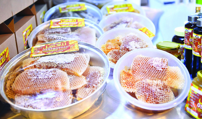 昨年のフェスティバルでは、約3,500キログラムの蜂蜜が販売され、その総額は200万サウジ・リヤル以上に相当する。このイベントは、地元の養蜂家を支援することを目的としている。（SPA）