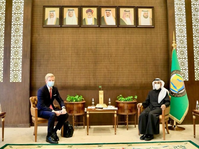 リヤドでイエメン担当ハンス・グルンドベルグ国連特使と会談する、GCCのナーイフ・アル・ハジュラフ事務局長。（GCC）