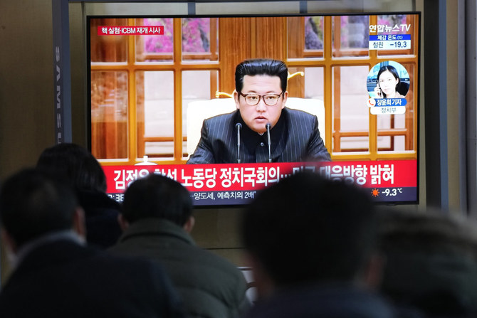 2022年1月20日、韓国・ソウルのソウル鉄道駅で、北朝鮮のミサイル発射のニュース番組を見る人々 (AP Photo/Ahn Young-joon)
