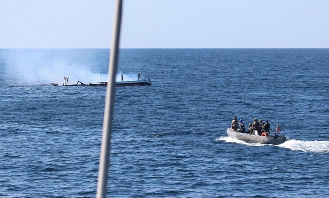 米海軍は、昨年数千の兵器を輸送中に捕まった船に乗り込んで捜索を行い、イエメンの沿岸警備隊に引き渡したと発表した。（資料/AFP）