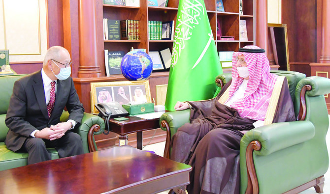 日本の駐サウジアラビア大使を迎えるジーザーンのモハメド・ビン・ナーセル・ビン・アブドルアジーズ王子。（国営サウジ通信）