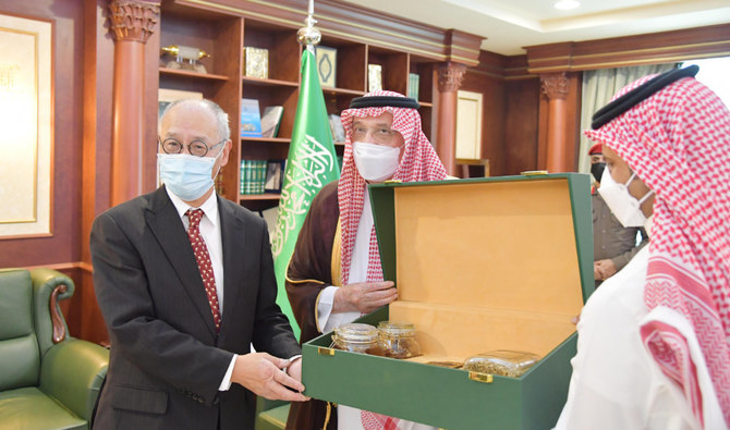 日本の駐サウジアラビア大使を迎えるジーザーンのモハメド・ビン・ナーセル・ビン・アブドルアジーズ王子。（国営サウジ通信）