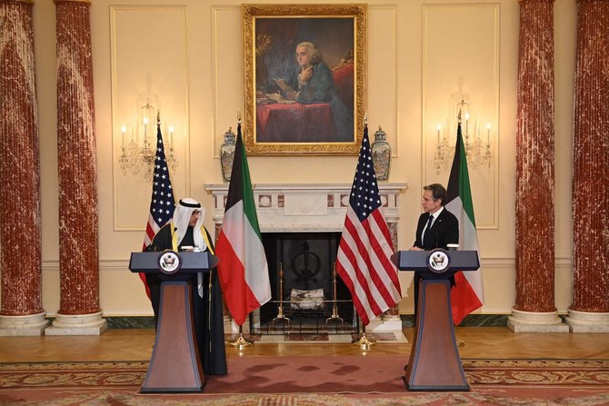 首都ワシントンで共同記者会見に臨むアントニー・ブリンケン米国務長官とクウェートのアフマド・ナーセル・アル・ムハンマド・アル・サバーハ外相。（AFP）