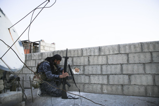 2022年1月25日(火)、シリアのハサケで、米国が支援するシリア民主軍の兵士が周囲を警戒する。(AP)