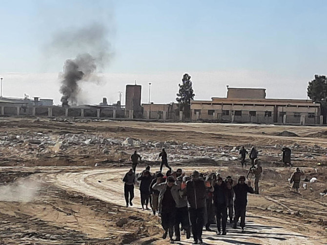 クルド人が率いるシリア民主軍(SDF)が提供した写真では、24日、ハサケのグラワン刑務所でSDFと衝突し、投降したダーイシュ戦闘員の一部が写っている。(AP)