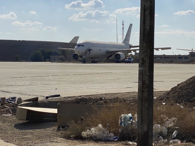 ロケット弾攻撃の後、破損した航空機がバグダッド空港のエプロンに駐機している。イラク・バグダッド、2022年1月28日。（AP）