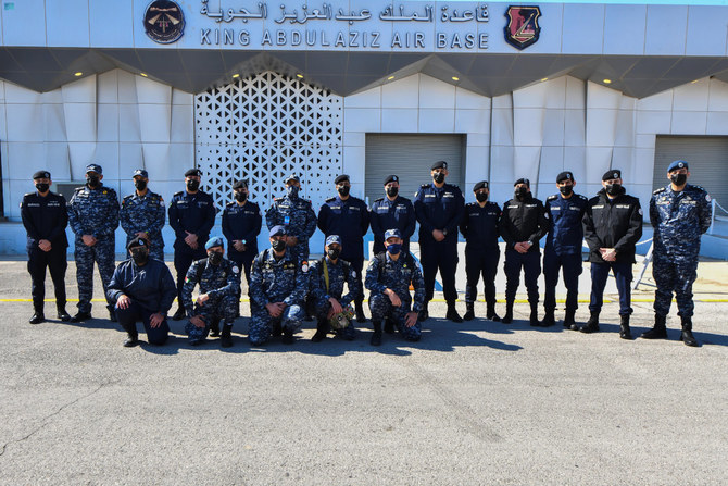ダーランのキング・アブドルアジーズ空軍基地で記念撮影するクウェートの派遣部隊、2022年1月13日。（SPA）