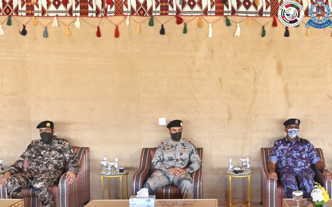 13日、オマーン派遣部隊の指揮官たちを迎えるサウジ軍高官たち。（写真提供：王立オマーン警察）