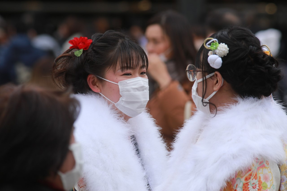 日本の成人の日である月曜日は10代から大人になる節目であり、多くの新成人が東京都心の有名な明治神宮で祝う。(ANJ/ Pierre Boutier)