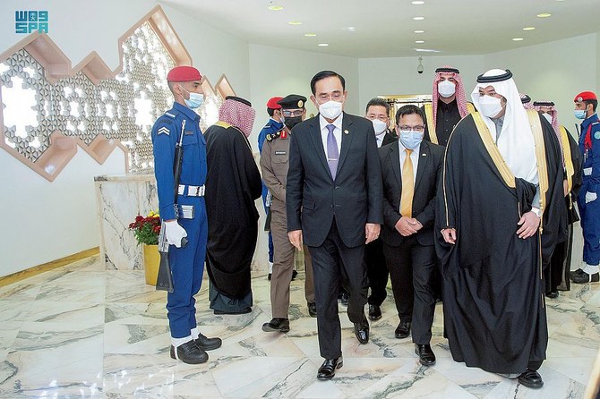 キング・ハーリド国際空港に到着し、リヤド知事代理のムハンマド・ビン・アブドルラーマン王子の出迎えを受けるプラユット・チャンオチャ首相。（国営サウジ通信）