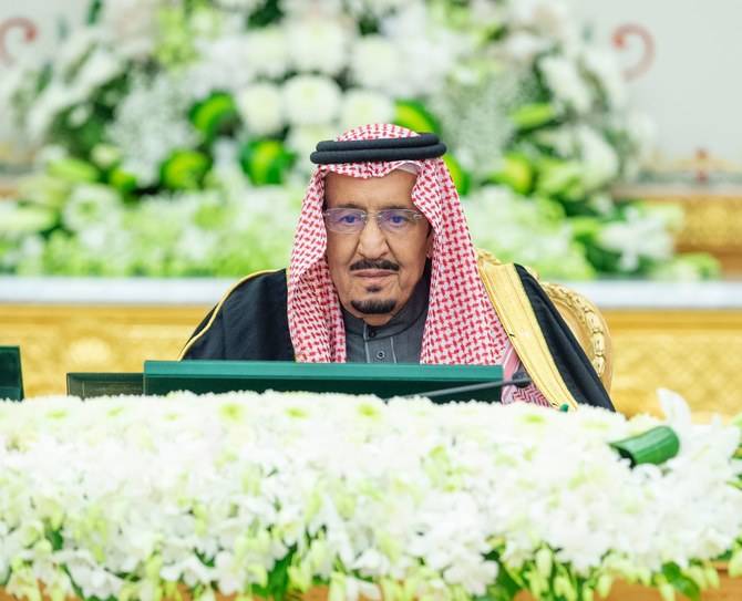 リヤドの週次閣僚会議で議長を務めるサウジアラビアのサルマン国王。(SPA)
