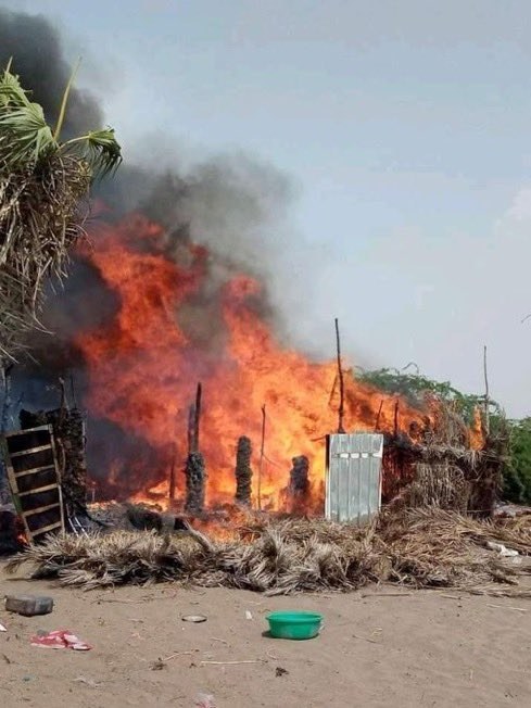 イランを後ろ盾とする民兵組織フーシ派がフダイダ南方で40軒以上の民家に火を放った。（ツイッター/@ERYANIM）