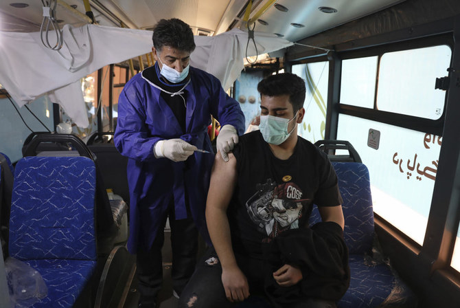 イランの新型コロナ感染者は数カ月前の1日約4万人から、約7000人にまで減少した。 (AP)
