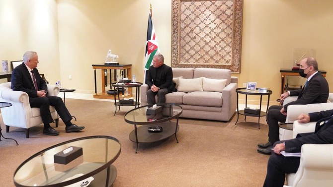 イスラエルのベニー・ガンツ国防大臣（左）と会談を行うヨルダンのアブドッラー2世国王（中央）とアイマン・サファディ外務大臣（右）。2022年1月5日、ヨルダンの首都アンマンにて。（AFP通信）