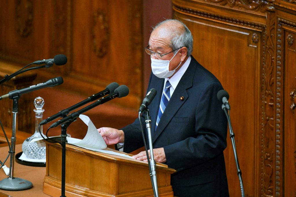 鈴木財務相は、各種政策の効果や海外経済の改善もあって、景気が持ち直していくことが期待されるが、下振れリスクにも十分注意する必要があると述べた。（AFP）