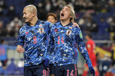 日本の伊東純也（右）は、2022年のワールドカップ予選グループBサッカーの試合で中国とのゴールを決めた後、チームメイトの前田大然と祝う。(AP)