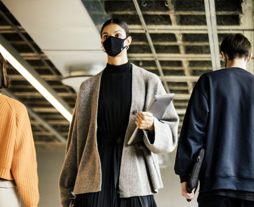 ストックホルムを拠点とするヘルステックのスタートアップ、エリナムは、大気汚染から身を守る持続可能なマスクを販売している。（提供）