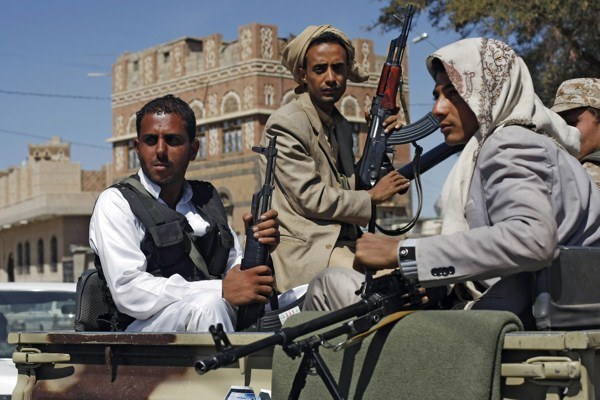 2014年10月27日、イエメンの首都サヌアのフーシ派民兵。(AP写真)
