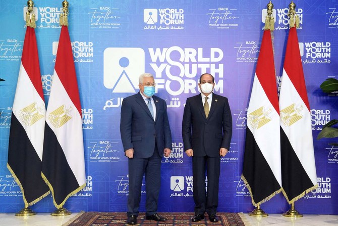シャルム・エル・シェイクで開かれた世界ユースフォーラムで、パレスチナのマフムード・アッバース大統領（左）はエジプトのアブドゥルファッターハ・エルシーシ大統領と会談した。（AFP）