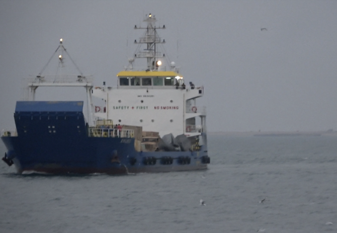 紅海沿岸沖にてイエメンの反政府組織フーシ派に拿捕された船舶が写る動画の1フレームの取り込み画像。（ロイター）