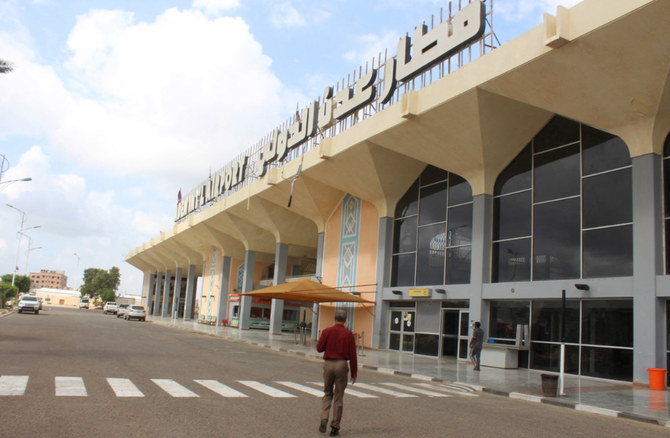 2021年1月3日、イエメン南部の都市アデンの空港ビルに向かって歩く男性。（AFP）
