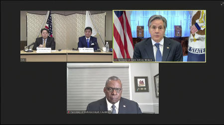アメリカ国務省が提供した動画のこの画像では、2022年1月6日木曜日、アントニー・ブリンケン国務長官とロイド・オースティン国防長官が、ワシントンから林芳正外務大臣および岸信夫防衛大臣とバーチャル会議を行っている。 (アメリカ国務省、AP経由)