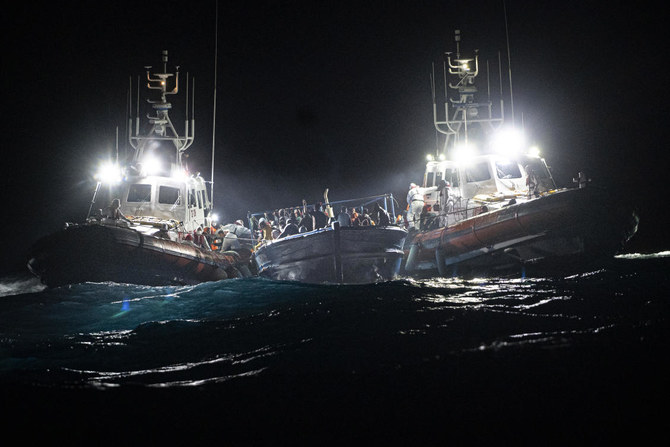 2022年1月25日火曜日、ランペドゥーザ島の沖合で移民らが救助されている（AP通信）