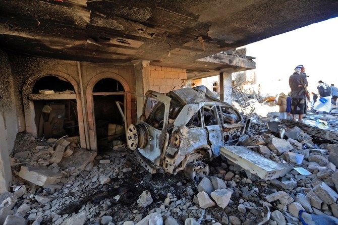 1月18日、フーシ派が掌握する首都サヌアに対して、サウジアラビア主導の連合軍が夜間実施した空爆の被害状況を調査するイエメン人（AFP）