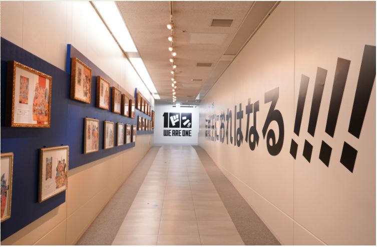 ワンピース・ギャラリーでは、見学したり、99巻と100巻の表紙イラストと写真を撮ったりすることができる。100巻分の様々なその他の表紙も展示されており、鑑賞することができる。 (Fuji TV)