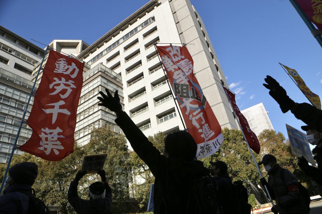 東京入管局前で抗議し収容者を励ます人々。(ANJ/ピエール・ブティエ)