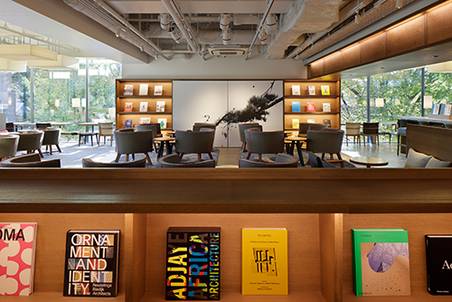 日本の書店、代官山T-SITEはシェアラウンジをオープンし、ワークスペースを倍増させる。営業時間は午前7時から午後10時まで。（代官山T-SITE）