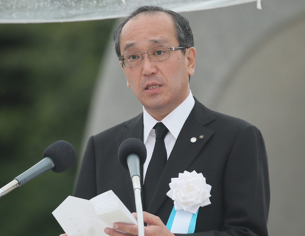 　広島市の松井一実市長らは２７日、首相を官邸に訪ね (AFP/file)