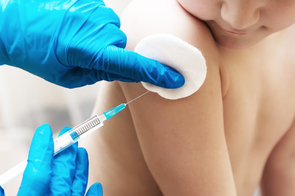 厚労省は２１日、ファイザー製の小児用ワクチンを特例承認。ワクチン輸入は２月を予定しており、３月にも小児への接種を開始するとしている。(Shutterstock)
