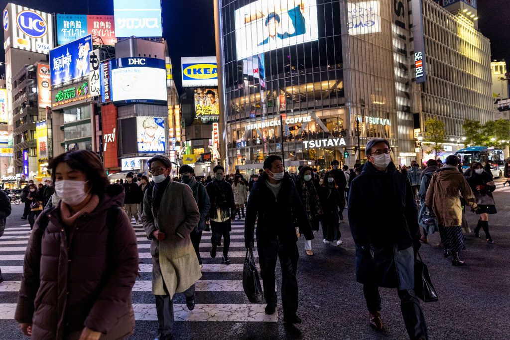 新規感染者数が減少しながらも、死亡者数が過去最高となる中、日本政府は的を絞った新型コロナ抑制策を策定している。（AFP通信）