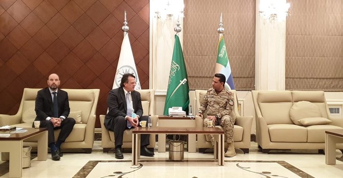 リヤドで国連のイエメン常駐人道調整官デビッド・グレスリー氏と会談する、連合軍報道官トゥルキ・アル・マリキ准将。(SPA)