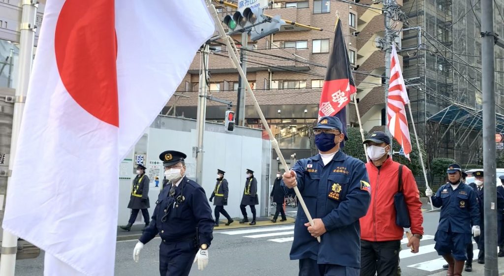 約20人の民族主義者らが火曜日、駐日韓国大使館前で韓国による竹島の領有権侵害に抗議した。(ANJ/ Pierre Boutier) 