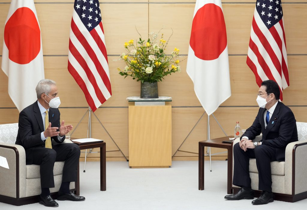 2022年2月4日、東京の首相官邸で行われた岸田文雄首相と会談する、次期駐日米国大使のラーム・エマニュエル氏(左)。(ファイル・写真/AP)