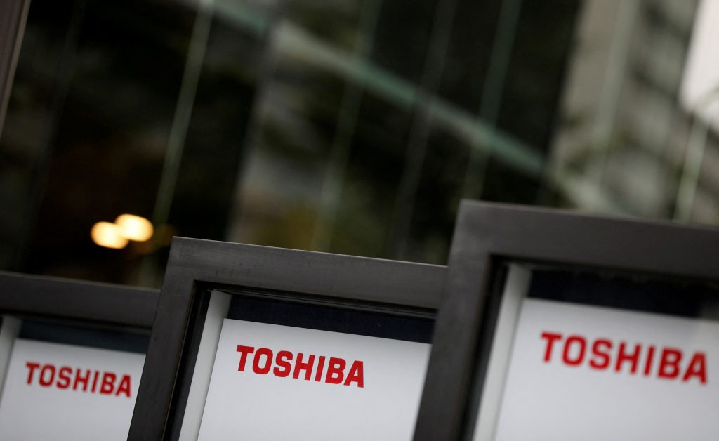 株式会社東芝の年次株主総会会場で表示される東芝のロゴ。2021年6月25日、東京。（ファイル写真/ロイター）