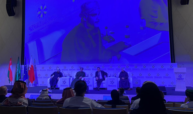  (左から）開講式で挨拶を行ったアデル・アロムラーニ博士、サイード・ファイサル・ビン・トゥルキ・アルサイード駐サウジアラビアオマーン大使、パトリック・シモンネット駐サウジアラビアEU大使、アルファイサル外交研究所のトゥルキ・アルトゥルキ国際協力部長の各氏。（写真：ラマ・アルハマウィ） 