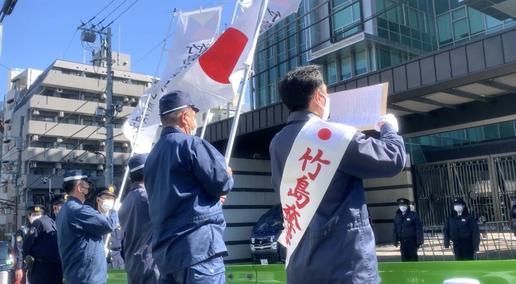 約20人の民族主義者らが火曜日、駐日韓国大使館前で韓国による竹島の領有権侵害に抗議した。(ANJ/ Pierre Boutier) 