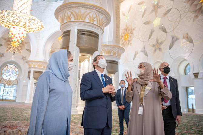 アブダビのシェイク・ザーイド・グランド・モスクを見学するイスラエルのイツハク・ヘルツォグ大統領。（WAM）