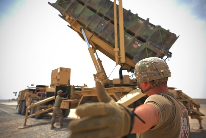 UAEアブダビのアル・ダフラ基地のパトリオットミサイルの発射台と米軍兵士。（資料写真/AP）