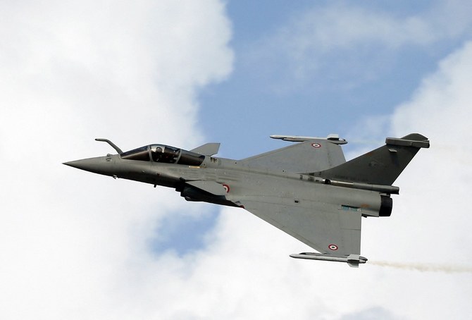 2013年11月18日に行われたドバイ航空ショーで空を舞うフランスのダッソー・アビアシオン社製のラファール戦闘機。（ファイル/AFP)