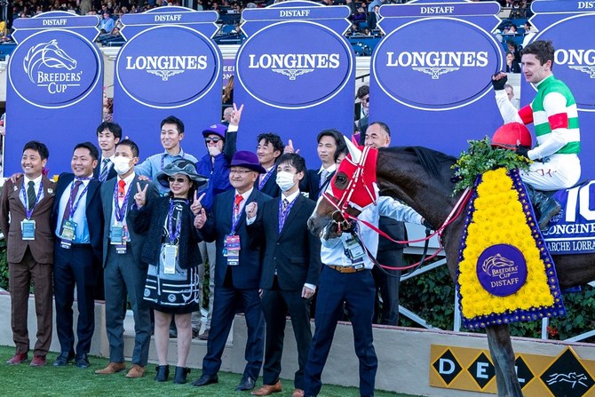 デルマー競馬場で開催された2021年ブリーダーズカップでのマルシュロレーヌの勝利を祝う、調教師の矢作芳人氏(紫帽子)。(マテア・ケリー)