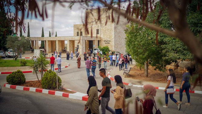ヨルダン川西岸地区の都市、ラマラの北にあるビルゼイト大学のキャンパスを歩く学生たち。（Facebook/ビルゼイト大学）